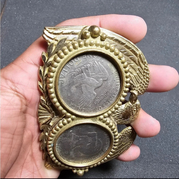 VINTAGE 1980 BARON BUCKLE SOLID BRASS EAGLE WITH 2 EISENHOWER SILVER DOLLARS - Picture 6 of 9